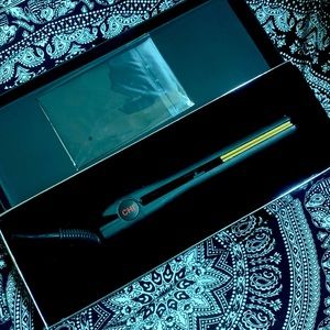 Chi standard sized hair straightener.